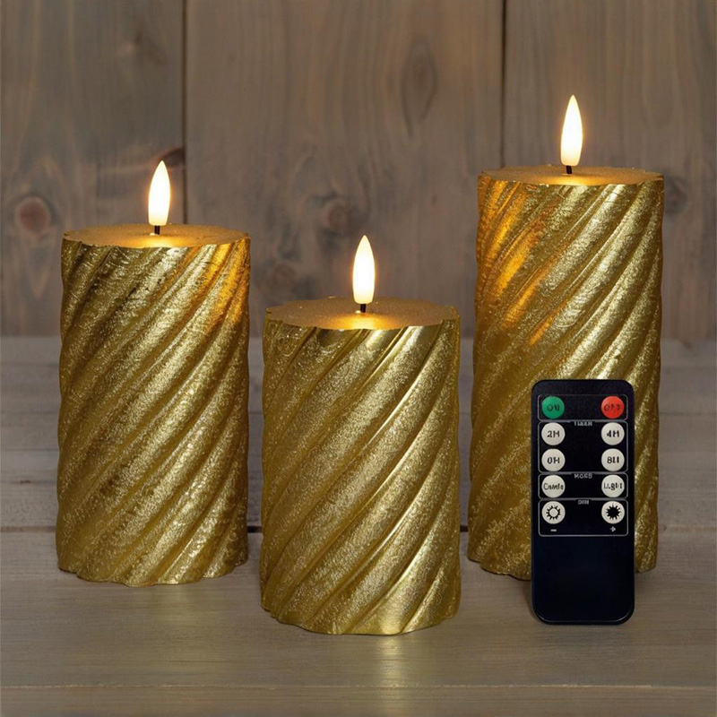 Set mit 3 LED-Stumpenkerzen mit goldener Spirale