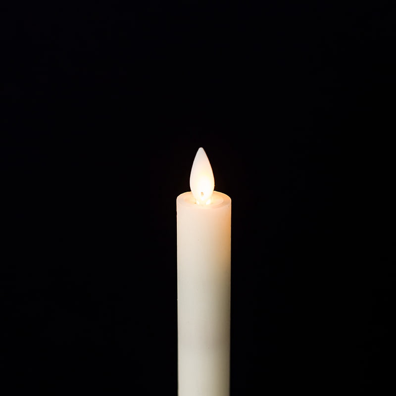 Elfenbeinfarbene, flackernde, flammenlose Stabkerzen
