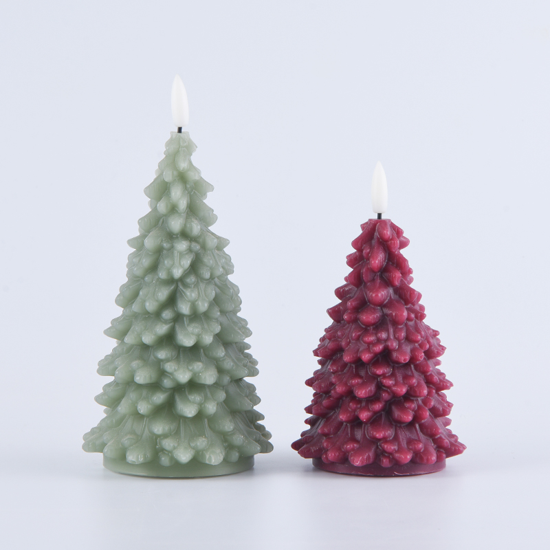 Batteriebetriebene Kerze mit grünem Weihnachtsbaum