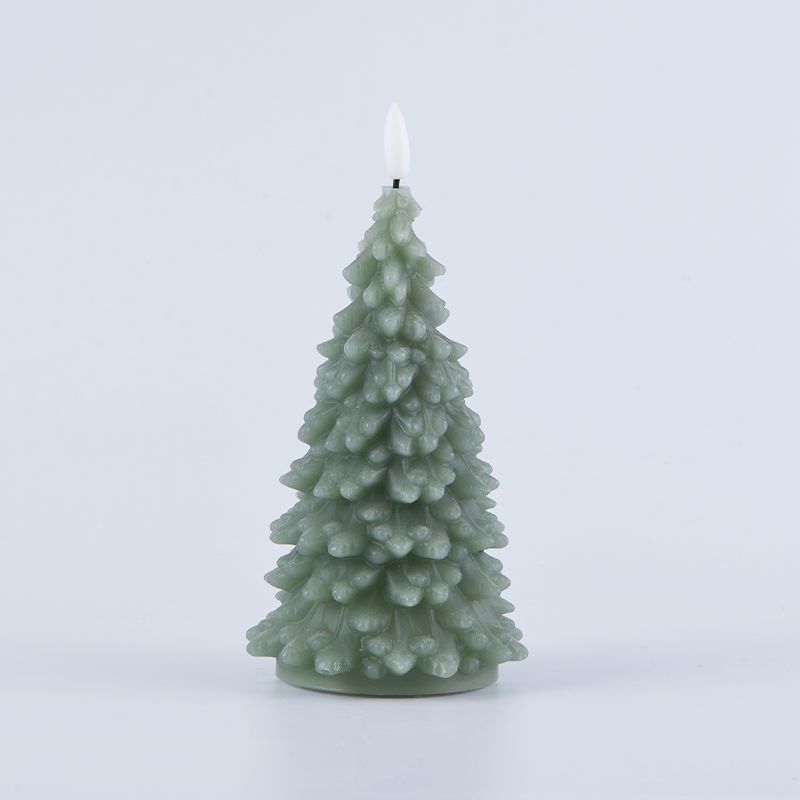 Batteriebetriebene Kerze mit grünem Weihnachtsbaum