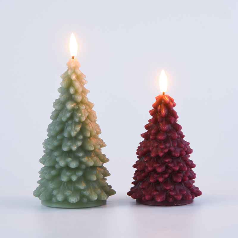 Batteriebetriebene Kerze mit grünem Weihnachtsbaum