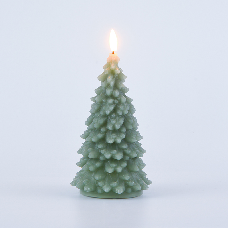 Batteriebetriebene Kerze mit grünem Weihnachtsbaum